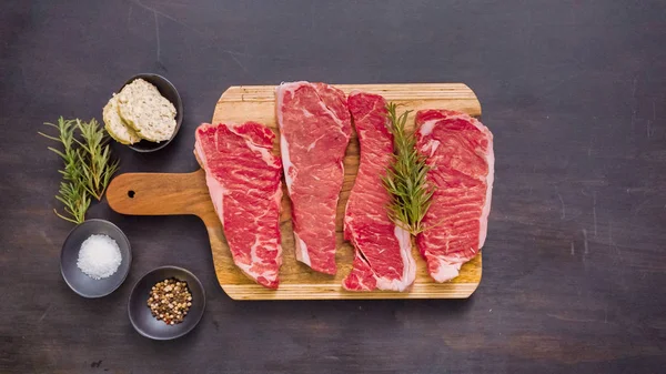 Ham New York şerit biftek ağaç kesme tahtası.