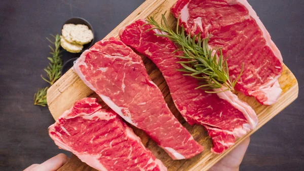 Ham New York şerit biftek ağaç kesme tahtası.