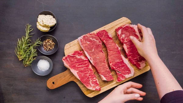 Ham New York şerit biftek ağaç kesme tahtası.