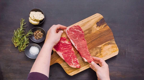 Ham New York şerit biftek ağaç kesme tahtası.