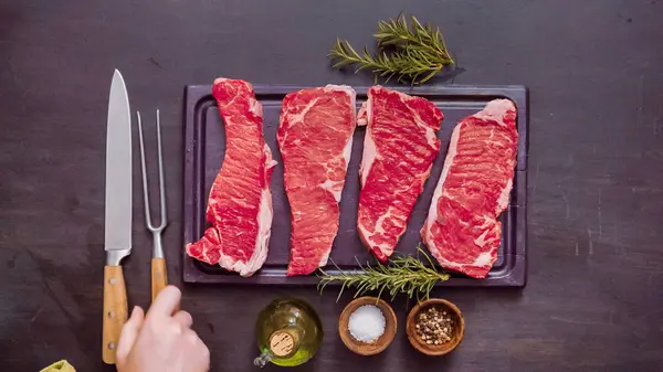 Ham New York şerit biftek ağaç kesme tahtası.