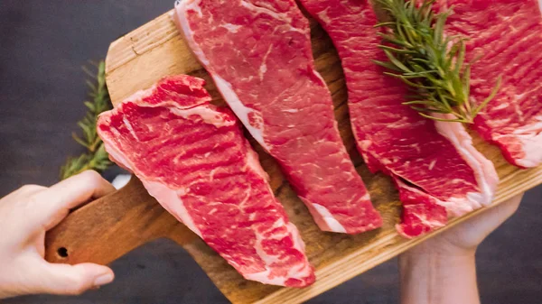 Ham New York şerit biftek ağaç kesme tahtası.