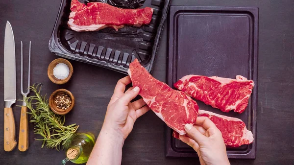 Ham New York şerit biftek ağaç kesme tahtası.