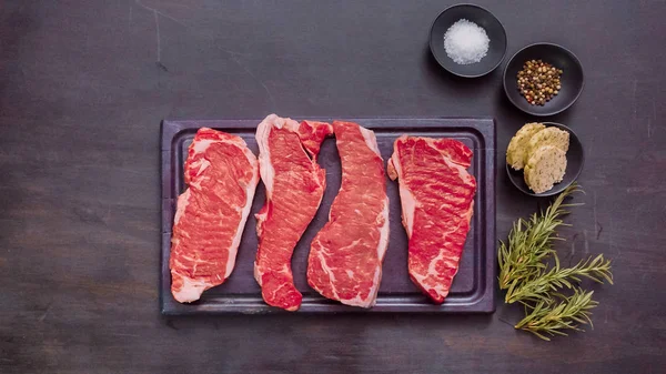 Ham New York şerit biftek ağaç kesme tahtası.