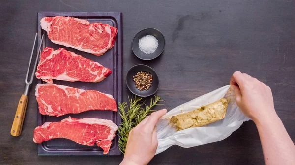 Ham New York şerit biftek ağaç kesme tahtası.