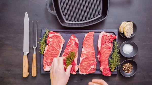 Dökme demir tavada ham New York şerit biftek.