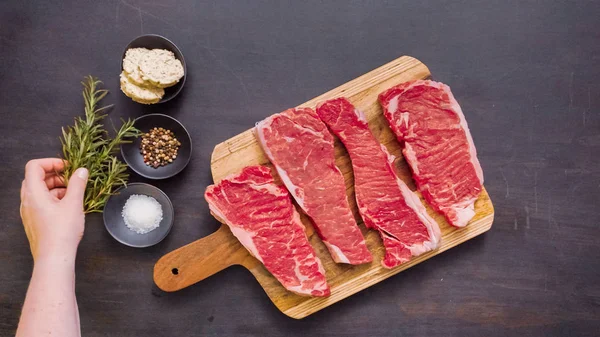 Ham New York şerit biftek ağaç kesme tahtası.