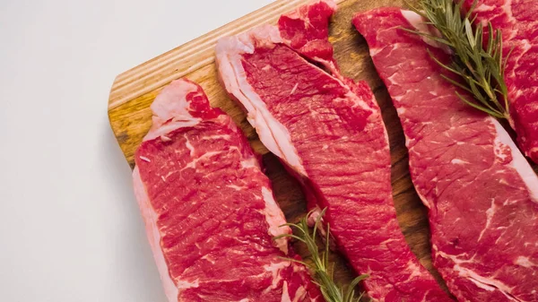 Ham New York şerit biftek ağaç kesme tahtası.