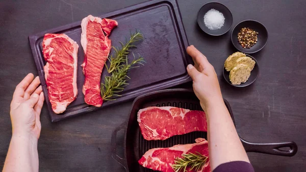 Råa New York Strip Biffar Gjutjärn Stekpanna — Stockfoto