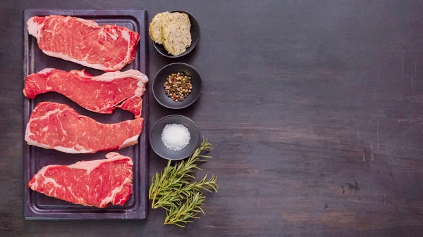 Ham New York şerit biftek ağaç kesme tahtası.