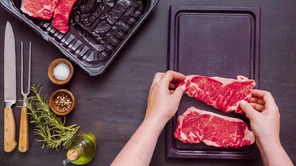 Ham New York şerit biftek ağaç kesme tahtası.