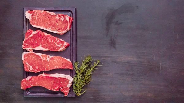 Ham New York şerit biftek ağaç kesme tahtası.