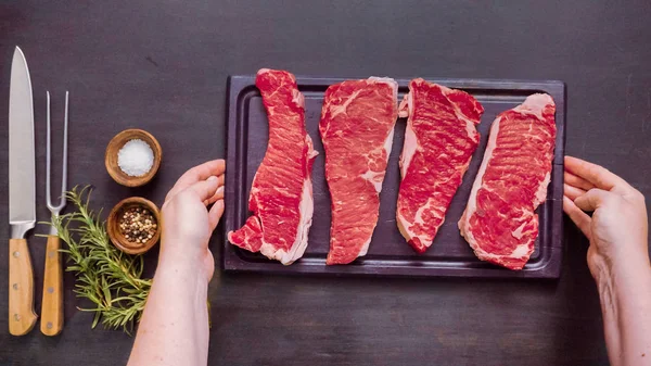 Ham New York şerit biftek ağaç kesme tahtası.