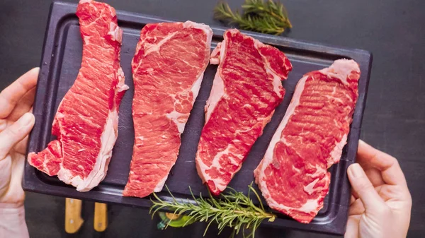 Ham New York şerit biftek ağaç kesme tahtası.