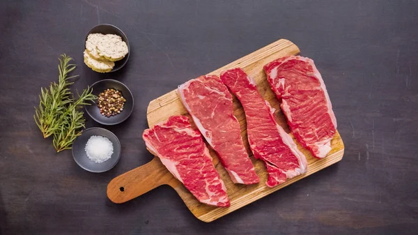 Ham New York şerit biftek ağaç kesme tahtası.