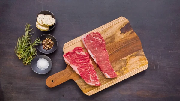 Ham New York şerit biftek ağaç kesme tahtası.