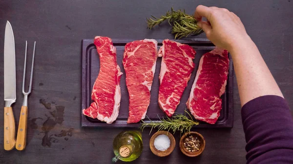 Ham New York şerit biftek ağaç kesme tahtası.