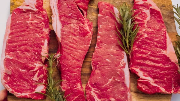 Ham New York şerit biftek ağaç kesme tahtası.