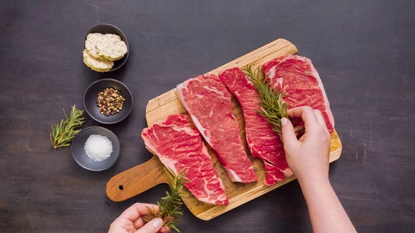 Ham New York şerit biftek ağaç kesme tahtası.