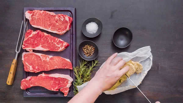 Ham New York şerit biftek ağaç kesme tahtası.