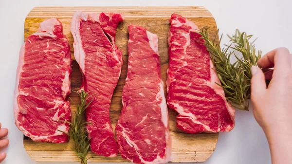 Ham New York şerit biftek ağaç kesme tahtası.