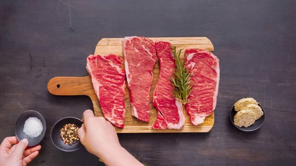 Ham New York şerit biftek ağaç kesme tahtası.