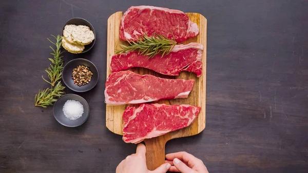 Ham New York şerit biftek ağaç kesme tahtası.