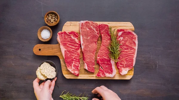 Ham New York şerit biftek ağaç kesme tahtası.