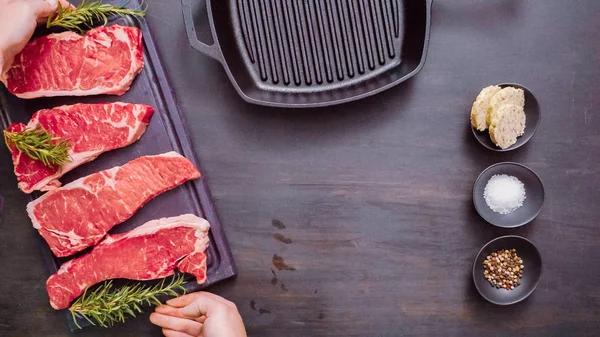 Dökme demir tavada ham New York şerit biftek.