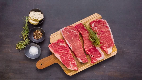 Filetes Crudos Nueva York Una Tabla Cortar Madera —  Fotos de Stock