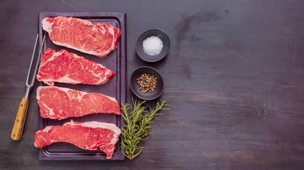 Ham New York şerit biftek ağaç kesme tahtası.