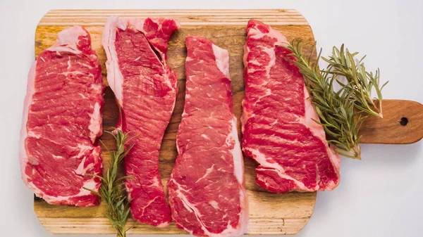 Ham New York şerit biftek ağaç kesme tahtası.