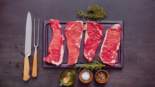 Ham New York şerit biftek ağaç kesme tahtası.