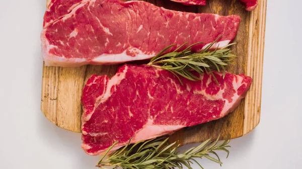 Ham New York şerit biftek ağaç kesme tahtası.