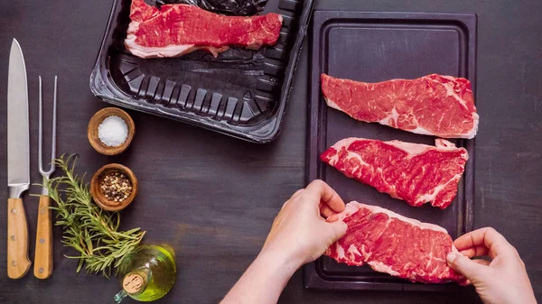 Ham New York şerit biftek ağaç kesme tahtası.