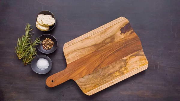 Ham New York şerit biftek ağaç kesme tahtası.