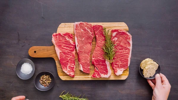 Nyers New York Strip Steak Egy Vágódeszka — Stock Fotó