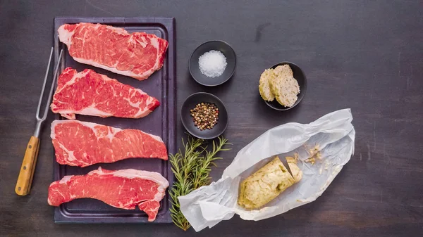 Ham New York şerit biftek ağaç kesme tahtası.