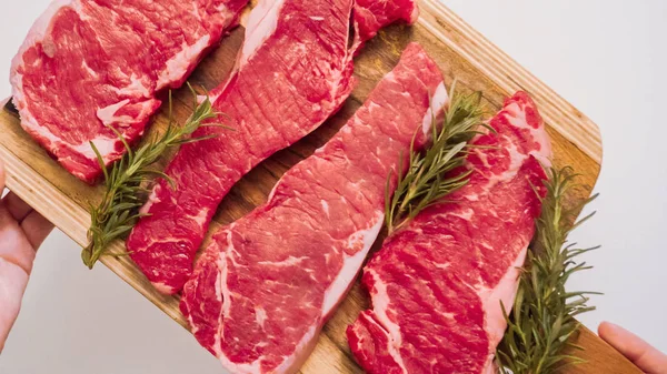 Ham New York şerit biftek ağaç kesme tahtası.