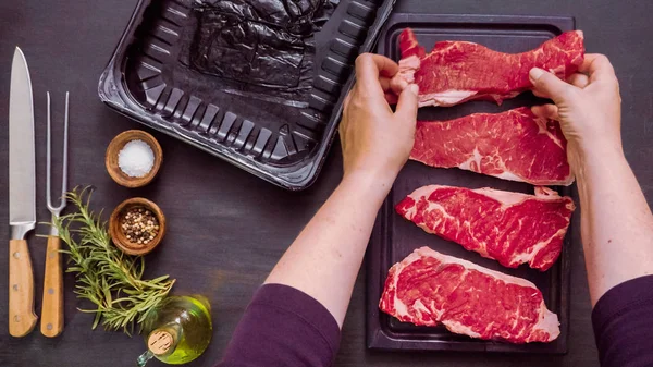 Ham New York şerit biftek ağaç kesme tahtası.