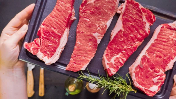 Ham New York şerit biftek ağaç kesme tahtası.