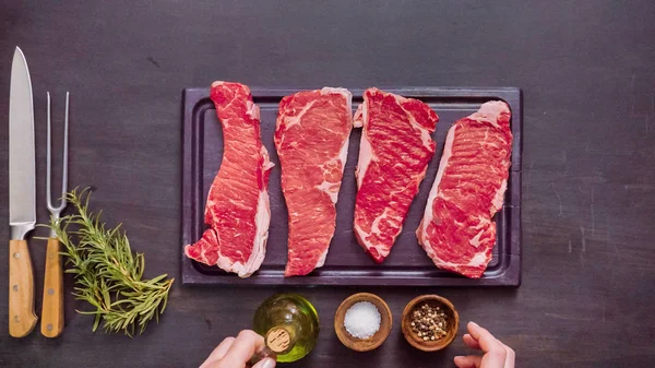 Ham New York şerit biftek ağaç kesme tahtası.