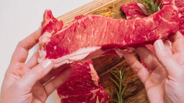 Ham New York şerit biftek ağaç kesme tahtası.