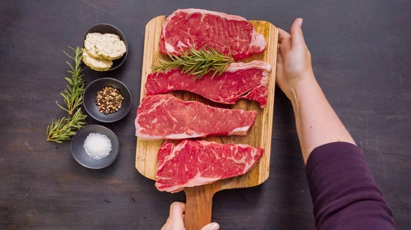 Ham New York şerit biftek ağaç kesme tahtası.