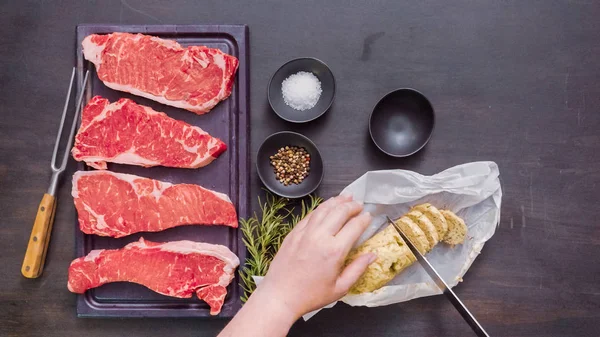 Ham New York şerit biftek ağaç kesme tahtası.