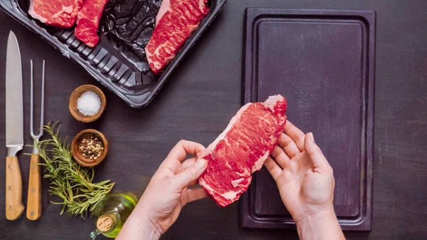 Ham New York şerit biftek ağaç kesme tahtası.