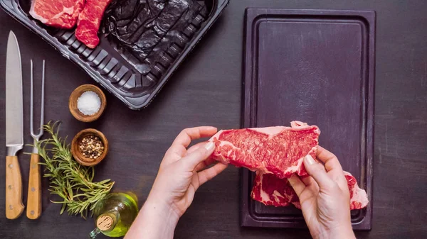 Ham New York şerit biftek ağaç kesme tahtası.