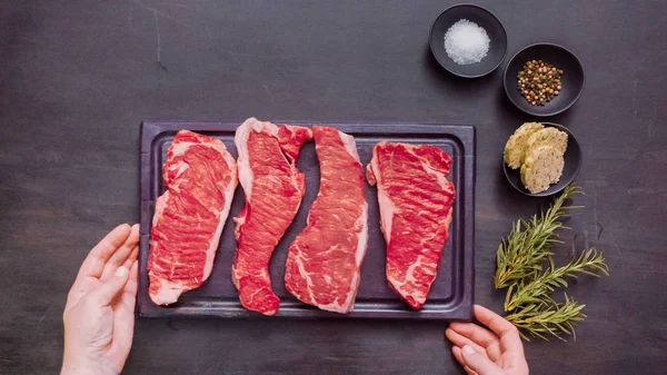 Ham New York şerit biftek ağaç kesme tahtası.