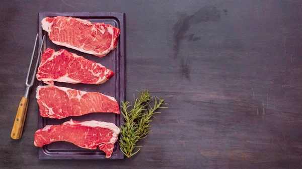 Ham New York şerit biftek ağaç kesme tahtası.