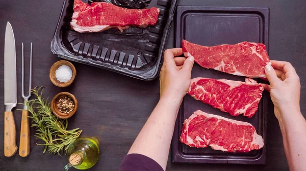 Ham New York şerit biftek ağaç kesme tahtası.